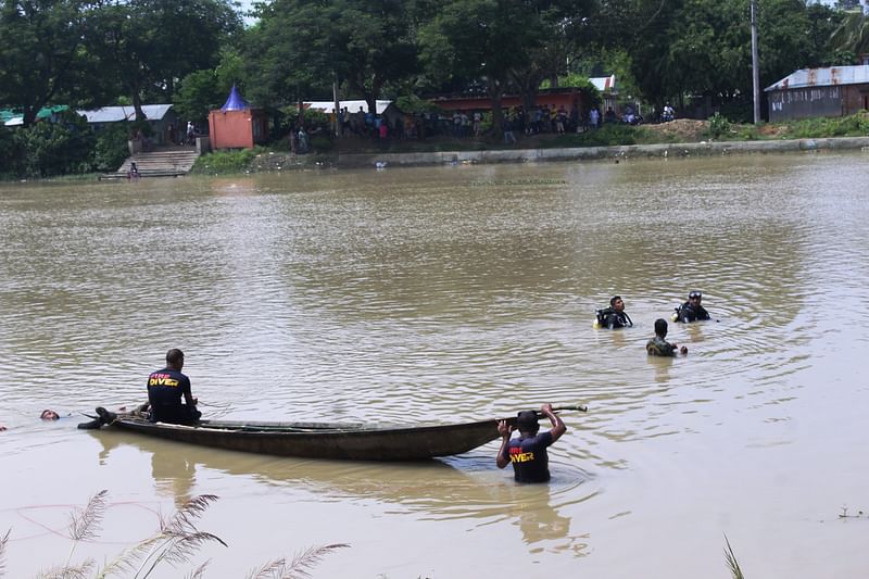 নিখোঁজ ষাটোর্ধ্ব আবুল কালাম আজাদকে উদ্ধারে কাজ করছে ফায়ার সার্ভিসের কর্মীরা